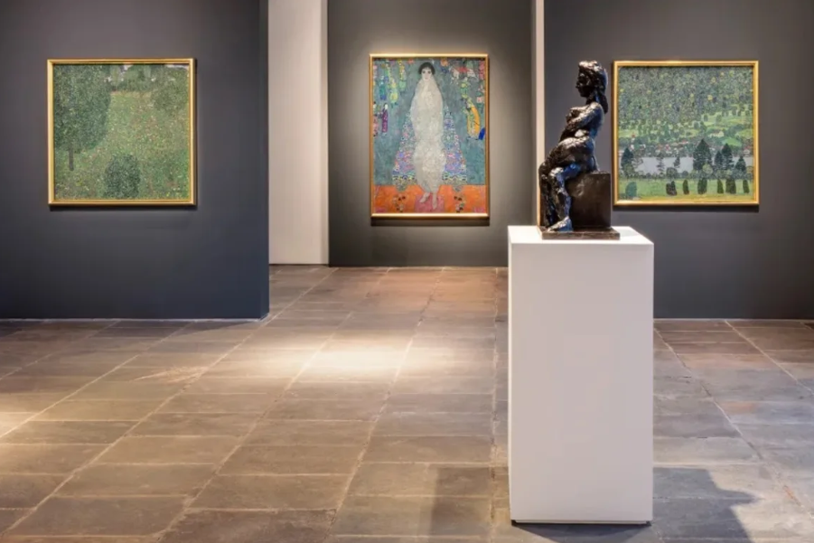 La galería Lauder de Sotheby’s, en el cuarto piso, exhibió los tres cuadros de Klimt uno al lado del otro. Cortesía de Sotheby’s