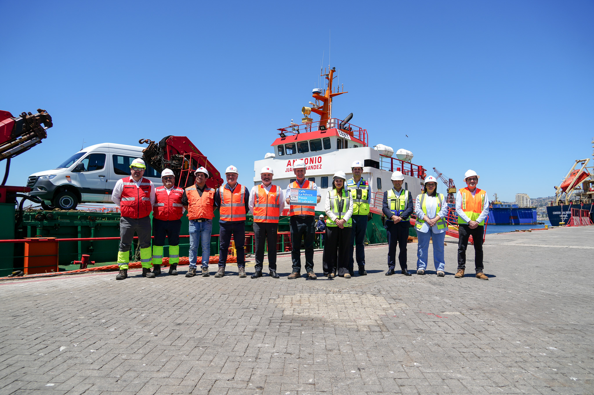Presentan el primer transporte público subsidiado terrestre que operará en la isla Robinson Crusoe: Beneficiará a más de 900 personas/MTT