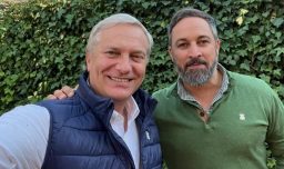 Ultraderecha española celebra resultados de Kast en Chile: Líder de Vox afirma que es una “noticia extraordinaria”