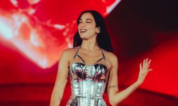 Un optimismo radical: Dua Lipa conquista el Estadio Nacional con emotivo homenaje a Mon Laferte y conexión íntima con el público chileno