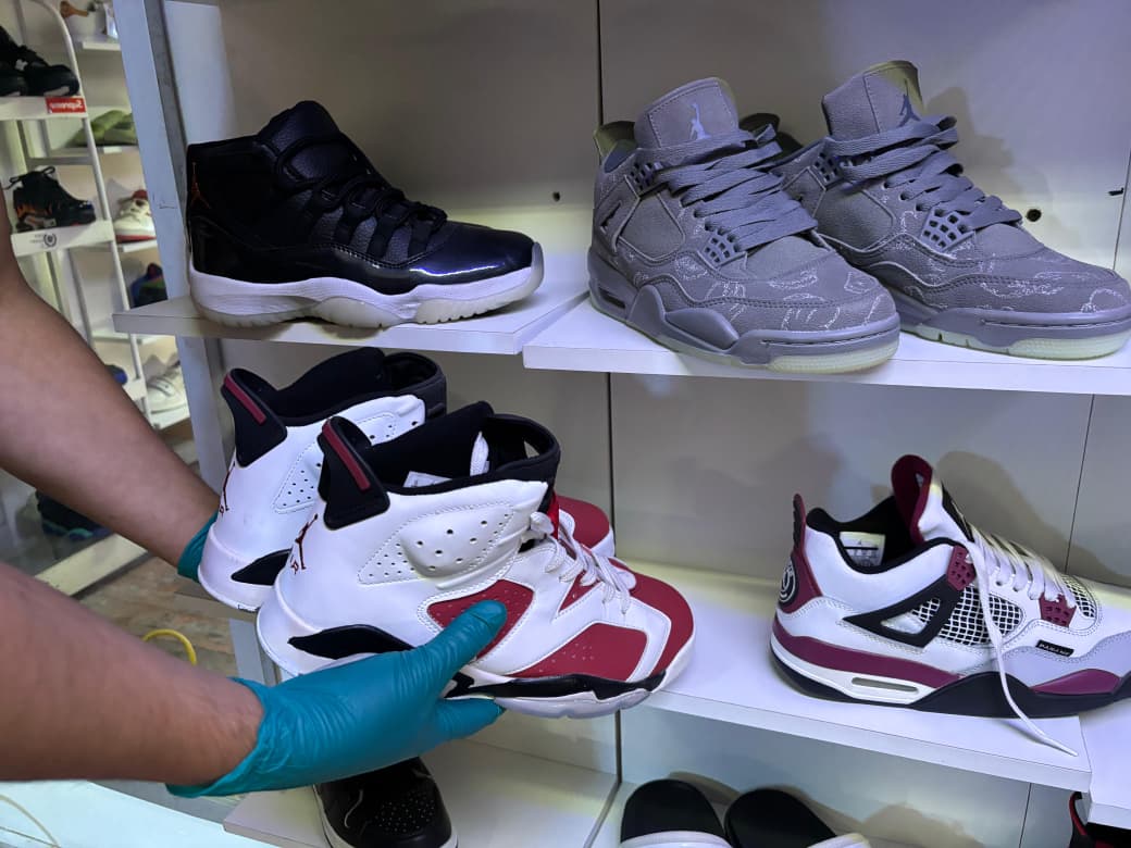 Desarticulan red clandestina que vendía zapatillas falsificadas en Coquimbo: Sujetos usaban una barbería como fachada/Carabineros