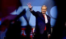 Ministro de Economía de Milei felicita a José Antonio Kast por pasar a segunda vuelta: “A empujar con todo”