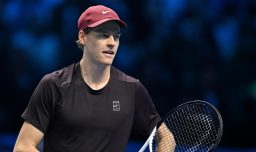 Jannik Sinner se instala en la final del ATP Finals y espera a su rival