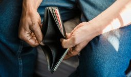 Con diciembre a la vuelta de la esquina: Experto entrega consejos para planificar los gastos de fin de año