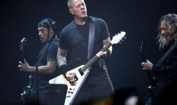 Metallica se querella contra artesana de Puerto Varas por usar su marca en miniaturas incautadas por Aduanas