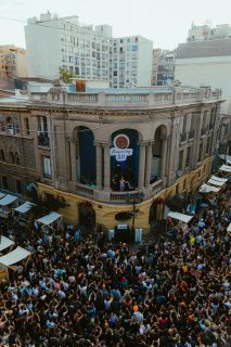 Francisca Valenzuela sorprende a Santiago con concierto desde un balcón del Barrio París-Londres