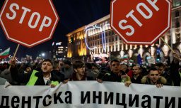 Renuncia el Gobierno de Bulgaria tras multitudinarias protestas: “Escuchamos la voz de la sociedad”