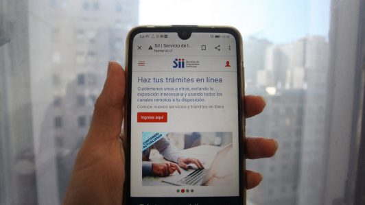 A partir de enero de 2026: Informan alza de retención de impuestos para independientes que emiten boletas de honorarios