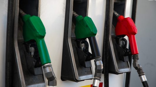 Enap anuncia fuerte baja en combustibles: Gasolinas de 93 y 97 caen más de $26 por litro