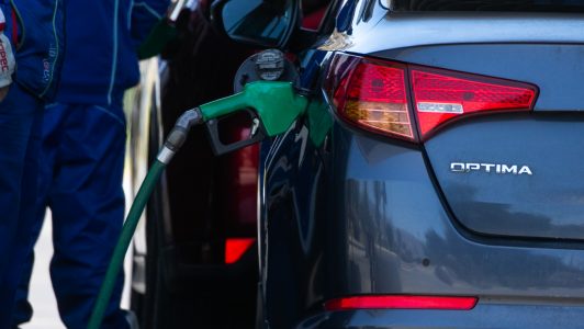 Bencinas caen hasta más de 24 pesos en el inicio de 2026