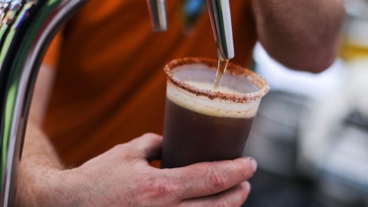 Radiografía al consumo de alcohol en fin de año: Autoridades alertan por baja percepción de riesgo