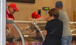 Sernac lanza cotizador de precios para cenas de fin de año: Tiene información de más de mil comercios