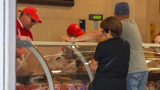 Sernac lanza cotizador de precios para cenas de fin de año: Tiene información de más de mil comercios