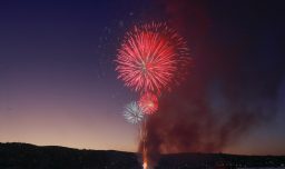 Con drones y luminarias para Año Nuevo: Las comunas que confirmaron fuegos artificiales y espectáculos este 31 de diciembre