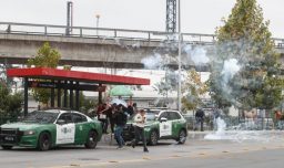 Sargento y capitán de Carabineros imputados por muerte de hinchas de Colo Colo en el Monumental quedan con arresto domiciliario