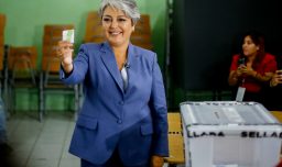Jeannette Jara tras ejercer su voto: “No hay gente que sobre en nuestro país, no hay gente que haya que excluir”