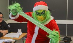 Elecciones 2025: El Grinch y perritos marcan la segunda vuelta presidencial en locales de votación