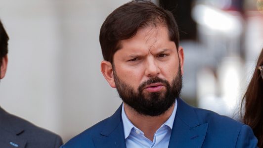 Presidente Boric advierte por incendios forestales: "Quienes los provocan pueden convertirse en asesinos"