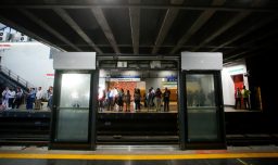 Avanza instalación de puertas de andén en Línea 1 del Metro de Santiago: ¿Cuándo estarán listas?