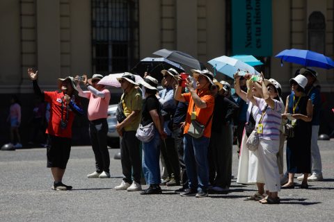Gobierno de Santiago alerta por la "peor ola de calor de nuestra historia" en la RM y llama a evitar conductas de riesgo