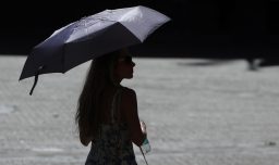 Alerta por altas temperaturas: Experta recomienda tomar líquido cada hora y no esperar a sentir sed