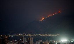 Incendio forestal en Las Condes afecta cerca de 470 hectáreas y se mantendrán recursos terrestres durante la noche
