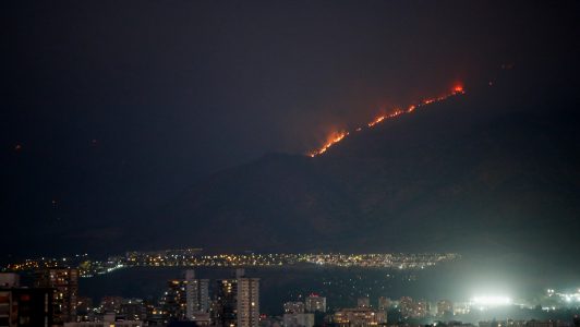Incendio forestal en Las Condes afecta cerca de 470 hectáreas y se mantendrán recursos terrestres durante la noche