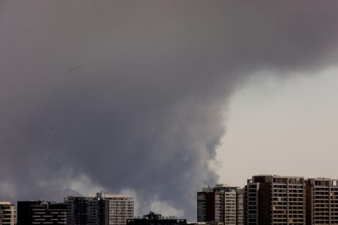 Registran incendio en bodegas de San Bernardo: Columna de humo es visible desde diversos sectores
