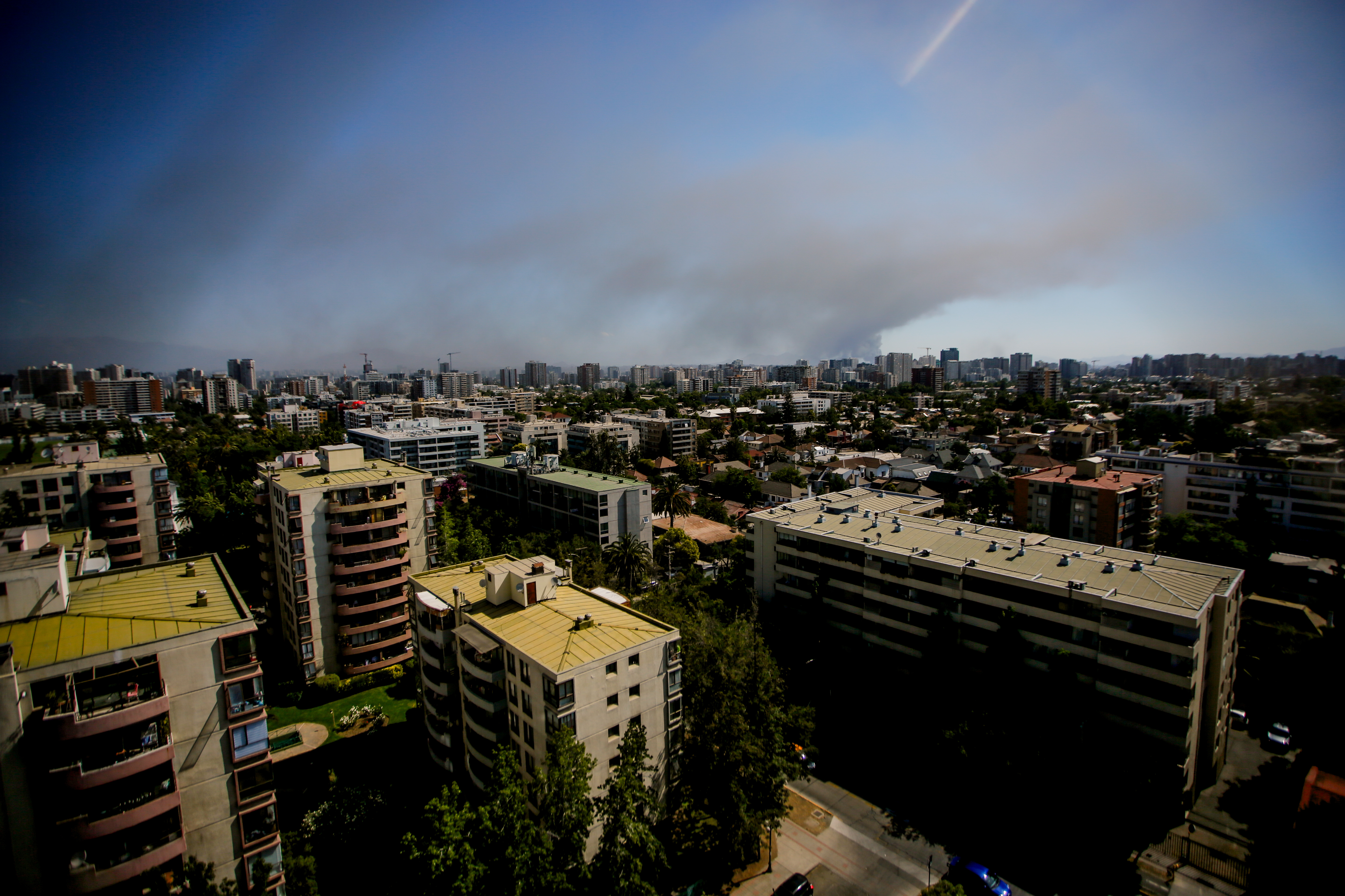 Vista panorámica de la gran nube de humo producida por un incendio de gran magnitud que afecta a bodegas en la comuna de San Bernardo. FOTO: HANS SCOTT/AGENCIAUNO
