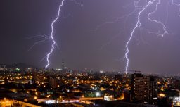 Domingo de elecciones: DMC emite aviso meteorológico por tormentas eléctricas en la Región Metropolitana