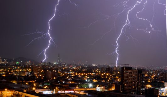 Domingo de elecciones: DMC emite aviso meteorológico por tormentas eléctricas en la Región Metropolitana