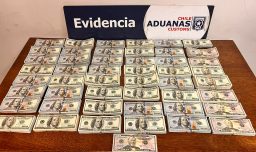 Aduanas descubre casi medio millón de dólares en efectivo escondido en sistema de aire acondicionado de bus