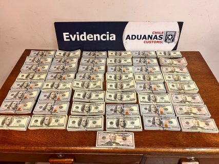 Aduanas descubre casi medio millón de dólares en efectivo escondido en sistema de aire acondicionado de bus