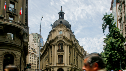Bolsa chilena retrocede 0,8% tras nueve récords consecutivos en la antesala del fin de semana largo
