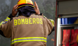 Incendio afecta casona tipo cité en Santiago Centro y moviliza a seis compañías de Bomberos