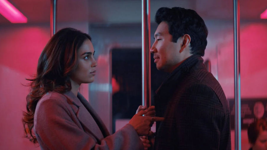 Melissa Barrera y Simu Liu en "The Copenhagen Test" (2025). Cortesía Peacock
