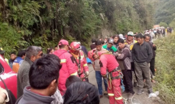 Al menos ocho personas murieron tras caer un autobús en Bolivia