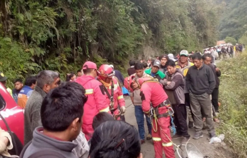 Al menos ocho personas murieron tras caer un autobús en Bolivia