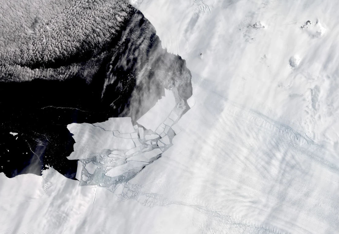 Los icebergs se desprenden del glaciar Pine Island en la Antártida, uno de los glaciares del continente que se retira más rápido, el 11 de febrero de 2020. Lauren Dauphin/Observatorio de la Tierra de la NASA/Reuters
