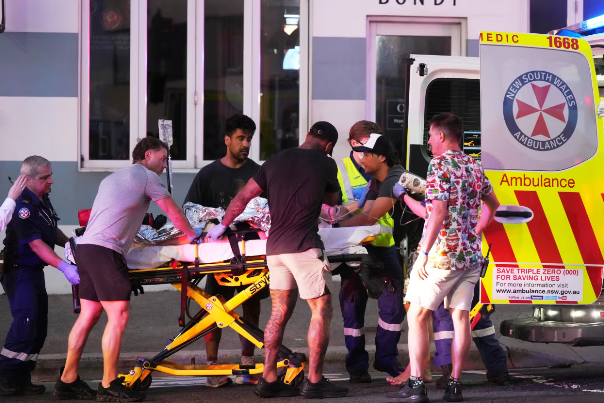 Los trabajadores de emergencia transportan a una persona en una camilla después de un tiroteo reportado en Bondi Beach en Sydney el 14 de diciembre de 2025. Mark Baker/AP