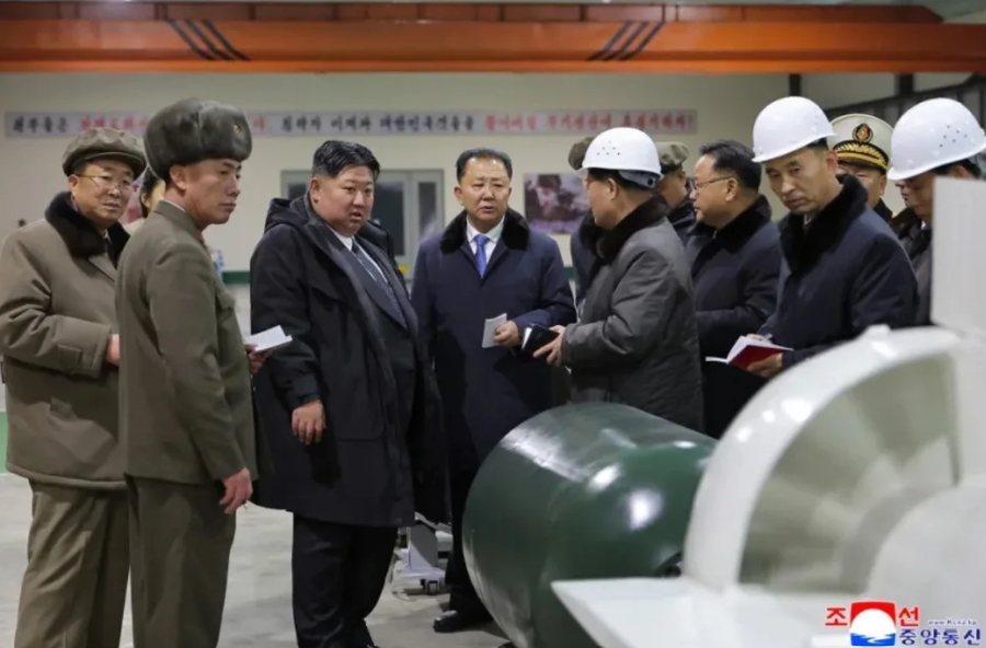 El líder de Corea del Norte, Kim Jong Un, recibe información sobre la construcción del primer submarino nuclear del país. KCNA