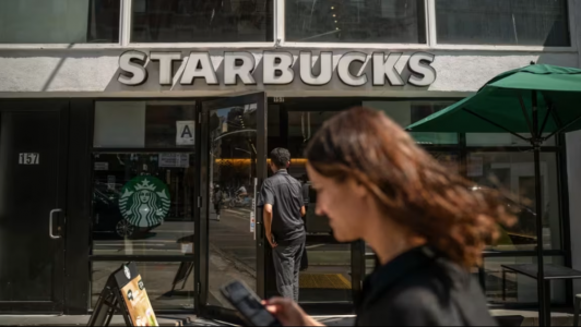 Starbucks está cerrando cerca de 400 tiendas en Estados Unidos en medio de plan de reestructuración
