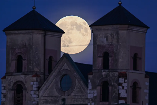 Una superluna se eleva detrás de la Abadía Benedictina en noviembre en Cracovia, Polonia. Omar Marques/Anadolu/Getty Images