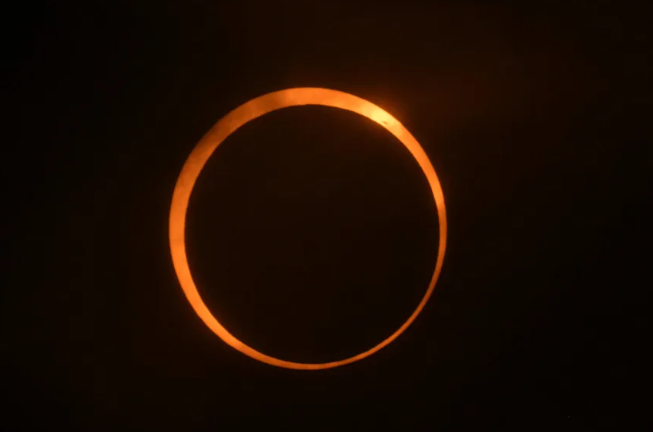 Un eclipse solar anular aparece sobre Puerto San Julián, Argentina, en octubre de 2024. Juan Mabromata/AFP/Getty Images