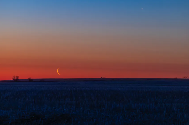 Una luna creciente y una Venus brillante se podrán ver sobre el sur de Alberta en abril. Alan Dyer/VWPics/Universal Images Group/Getty Images