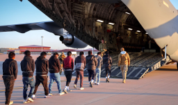 "Incentivo a la autodeportación": Esto ofrece EE.UU. a sus inmigrantes ilegales para que salgan del país antes de 2026