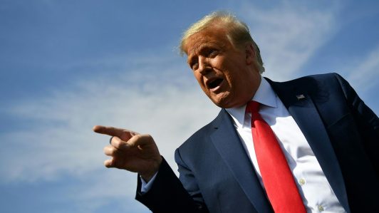 Trump declara al régimen de Maduro como organización terrorista extranjera y ordena bloqueo total a petroleros venezolanos