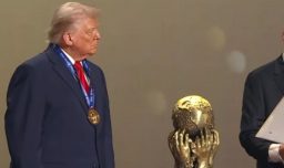 Donald Trump recibe el inaugural Premio de la Paz de la FIFA en la antesala del sorteo del Mundial 2026