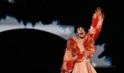 El ganador de Eurovisión 2024 devuelve su trofeo en protesta por la inclusión de Israel en el concurso