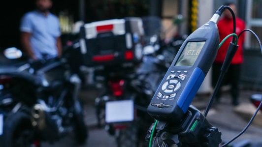 Gobierno revisa normas de ruido para vehículos: Busca avanzar en soluciones para disminuir contaminación acústica de motos